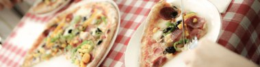 Lezzetli karışık İtalyan pizzası.