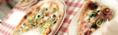 Lezzetli karışık İtalyan pizzası.
