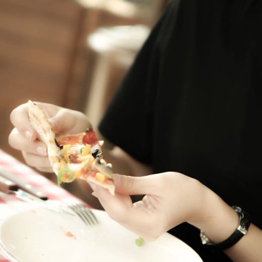 Lezzetli karışık İtalyan pizzası.