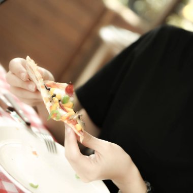 Lezzetli karışık İtalyan pizzası.