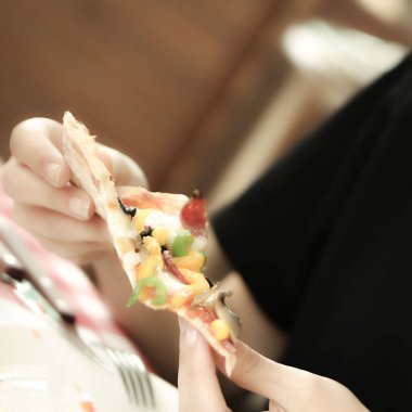 Lezzetli karışık İtalyan pizzası.