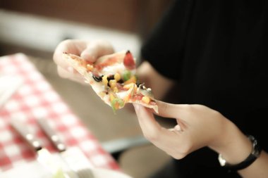 Lezzetli karışık İtalyan pizzası.