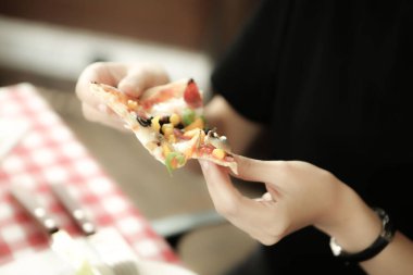 Lezzetli karışık İtalyan pizzası.