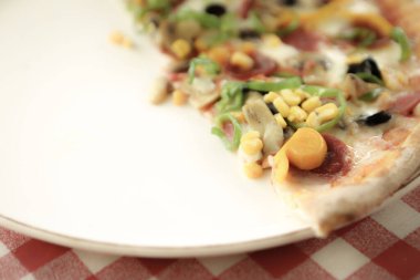 Lezzetli karışık İtalyan pizzası.