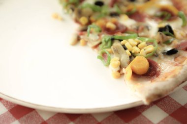 Lezzetli karışık İtalyan pizzası.