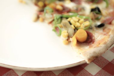 Lezzetli karışık İtalyan pizzası.