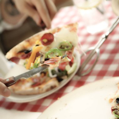 Lezzetli karışık İtalyan pizzası.