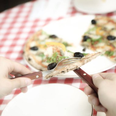 Lezzetli karışık İtalyan pizzası.