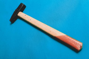 Eski model çekiç, marangozlar için bir zanaat aracı.