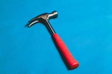 Eski model çekiç, marangozlar için bir zanaat aracı.