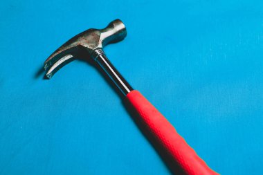 Eski model çekiç, marangozlar için bir zanaat aracı.