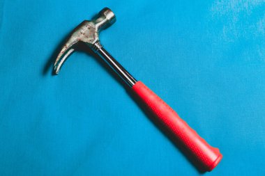 Eski model çekiç, marangozlar için bir zanaat aracı.