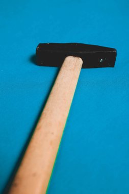 Eski model çekiç, marangozlar için bir zanaat aracı.