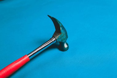 Eski model çekiç, marangozlar için bir zanaat aracı.