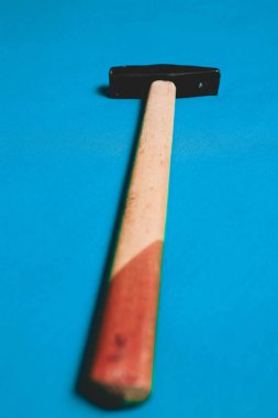 Eski model çekiç, marangozlar için bir zanaat aracı.