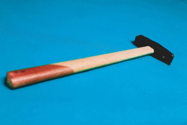 Eski model çekiç, marangozlar için bir zanaat aracı.