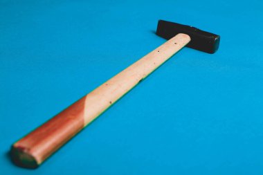 Eski model çekiç, marangozlar için bir zanaat aracı.