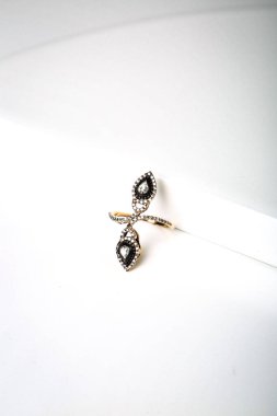 Elmas Mücevherler ve Moda Mücevherleri