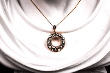 Elmas Mücevherler ve Moda Mücevherleri