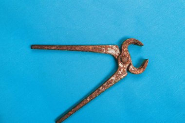 Bir çift paslı meme ucu.