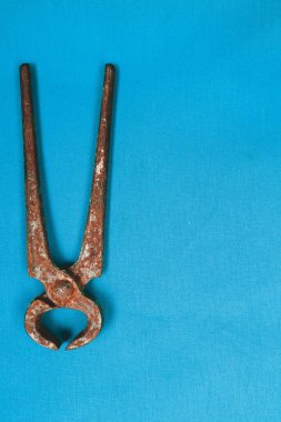 Bir çift paslı meme ucu.