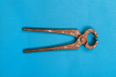 Bir çift paslı meme ucu.