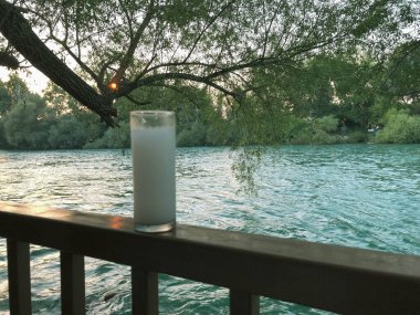Özel Alkollü İçkili Rakılı Türk ve Yunan Geleneksel Yemek Masası. Uzo ve Türk Rakısı, Türkiye, Yunanistan, Kıbrıs ve Lübnan'da yaygın olarak tüketilen kuru anason aromalı bir aperatiftir.
