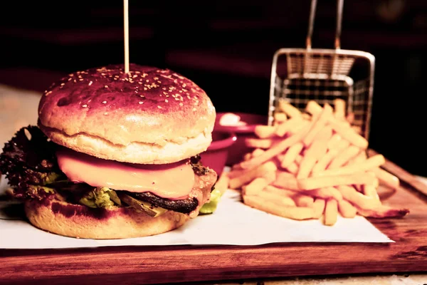 Taze sebzeli ev yapımı hamburger.