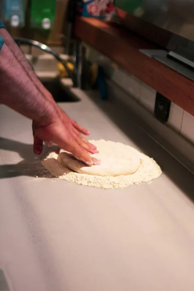 Pizzabäcker Legte Soße Großküche Auf Sockel — Stockfoto