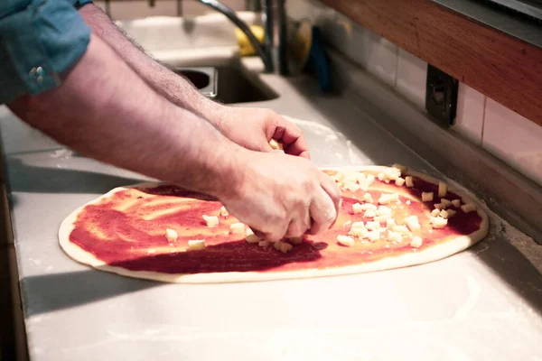 Кухар Піци Поклав Соус Базу Комерційній Кухні — стокове фото