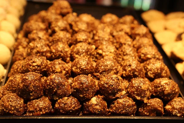 Bir grup çeşit kurabiye. Çikolata parçacıklı, yulaflı, kuru üzümlü, beyaz çikolatalı.