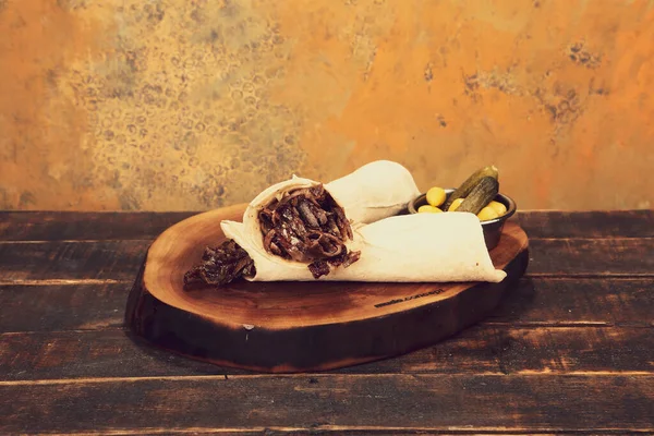 Doner Kebab Ligt Snijplank Shawarma Met Vlees Uien Salade Ligt — Stockfoto