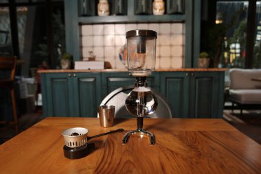 Kahve odasında kahve hazırlayan barista.