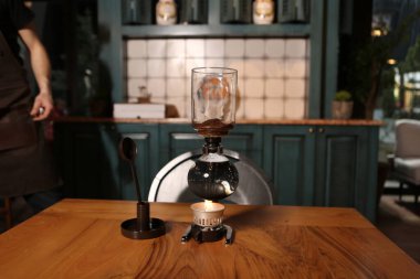 Kahve odasında kahve hazırlayan barista.