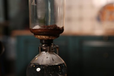 Kahve odasında kahve hazırlayan barista.