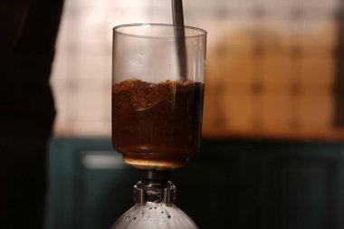 Kahve odasında kahve hazırlayan barista.