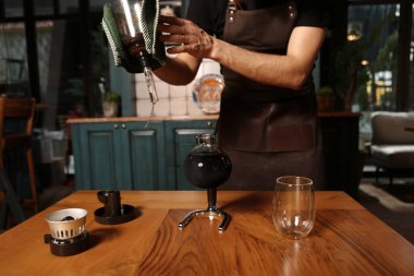 Kahve odasında kahve hazırlayan barista.