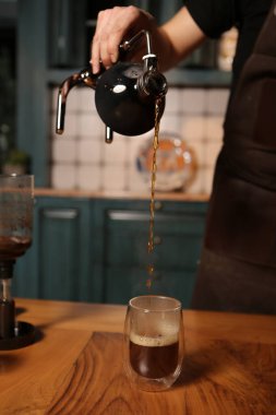 Kahve odasında kahve hazırlayan barista.