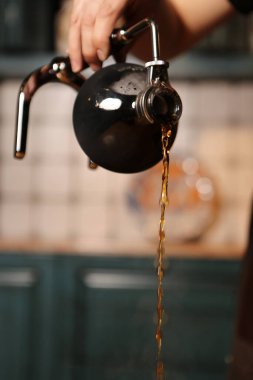 Kahve odasında kahve hazırlayan barista.