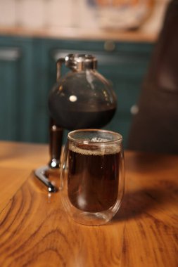 Kahve odasında kahve hazırlayan barista.