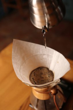 Kahve odasında kahve hazırlayan barista.