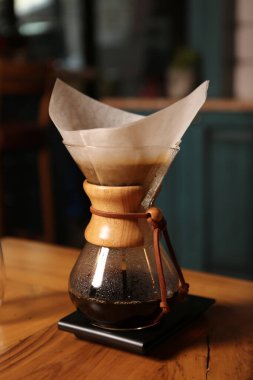 Kahve odasında kahve hazırlayan barista.