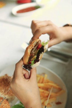 Taze sebzeli ev yapımı hamburger.