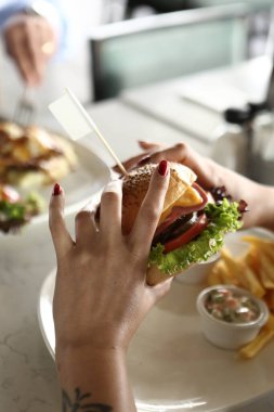 Taze sebzeli ev yapımı hamburger.