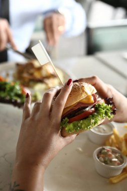 Taze sebzeli ev yapımı hamburger.