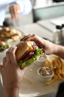 Taze sebzeli ev yapımı hamburger.
