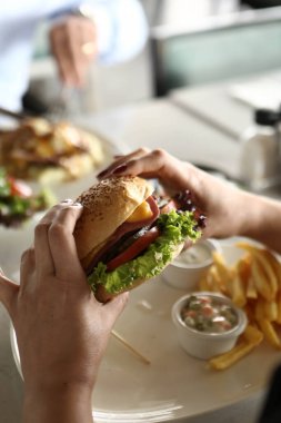 Taze sebzeli ev yapımı hamburger.