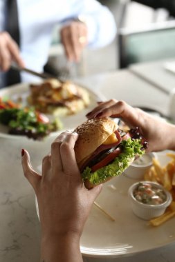 Taze sebzeli ev yapımı hamburger.