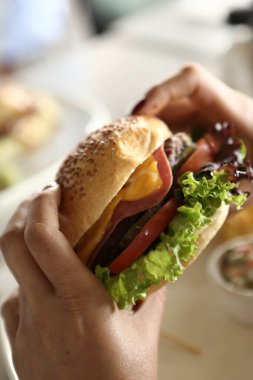 Taze sebzeli ev yapımı hamburger.