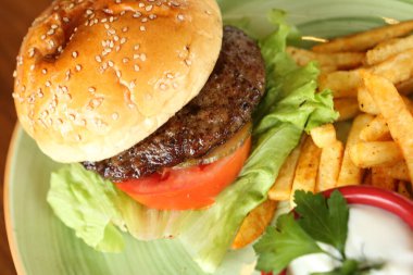 Taze sebzeli ev yapımı hamburger.